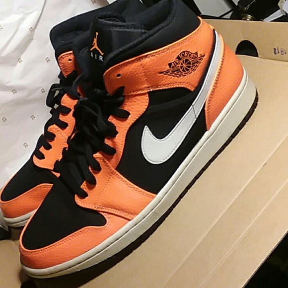 Air Jordan 1 Mid - Picture 3 of 6
